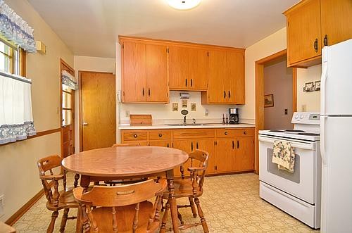charming eat in kitchen w/lovely oak cabinets 7 newer appliances